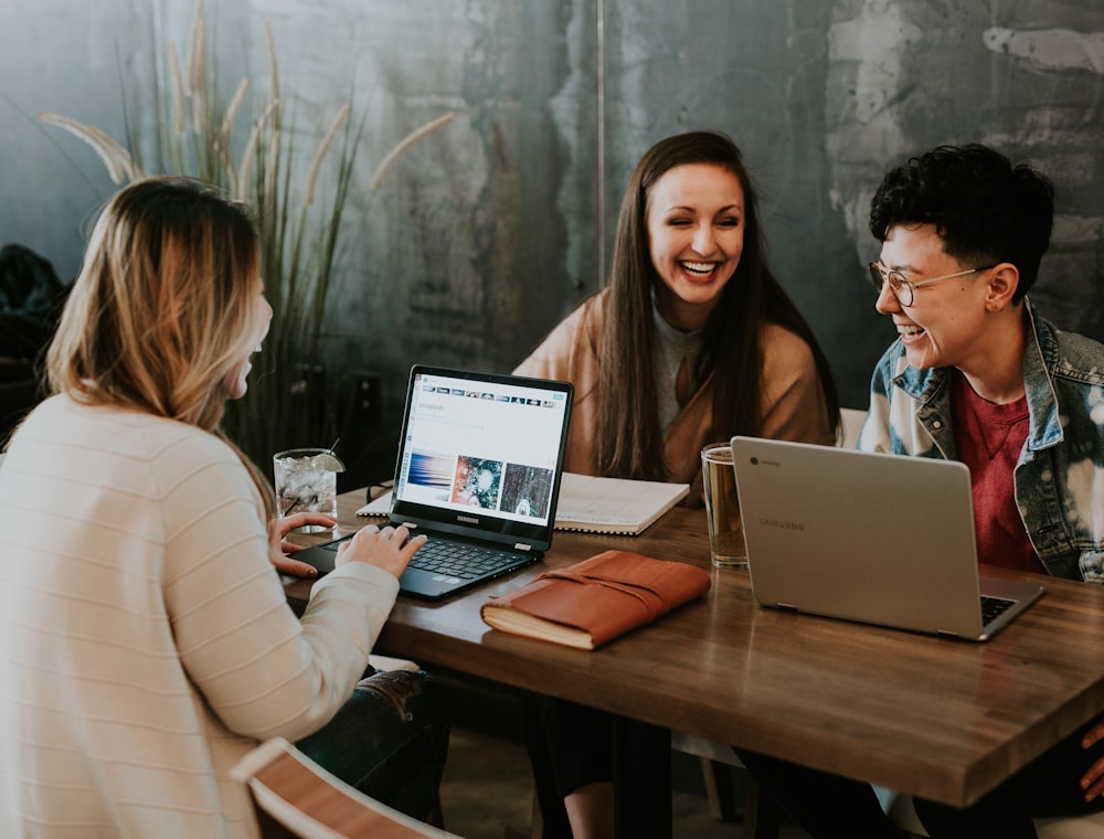 Personas aprendiendo a aplicar la Inteligencia Artificial — AI4U Academy